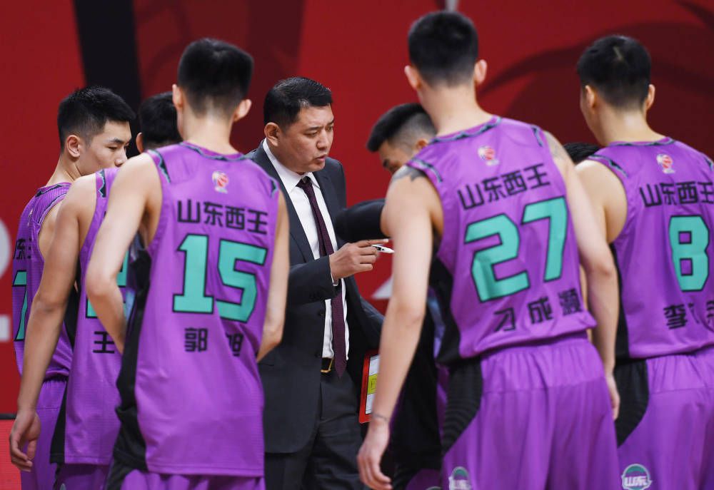 媒体人@吴頔basketball更新社媒表示：“一个联赛的核心价值是比赛质量，广厦对判罚不满，裁判水平需要提高是一方面，另一方面，广厦直接将最后一节半比赛变为垃圾时间，这种做法直接影响到CBA的品牌价值，影响到所有赞助商和球员工作人员的利益。